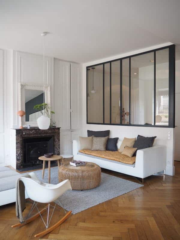 GÉRALDINE & GRÉGORY - Un salon rempli de meubles et une grande fenêtre - Services de design d'intérieur