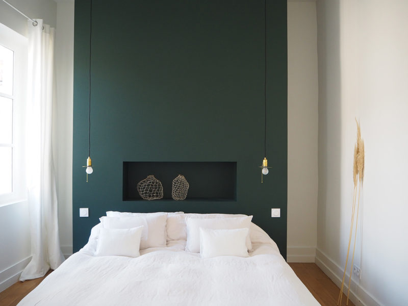 GÉRALDINE & GRÉGORY - Un grand lit blanc dans une chambre - agréable