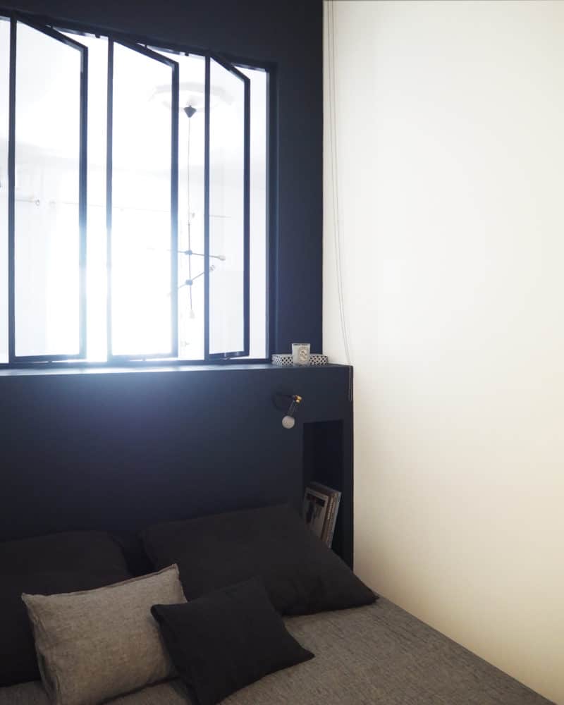 Lucie & Yohann - Une chambre avec une grande fenêtre - Services de design d'intérieur