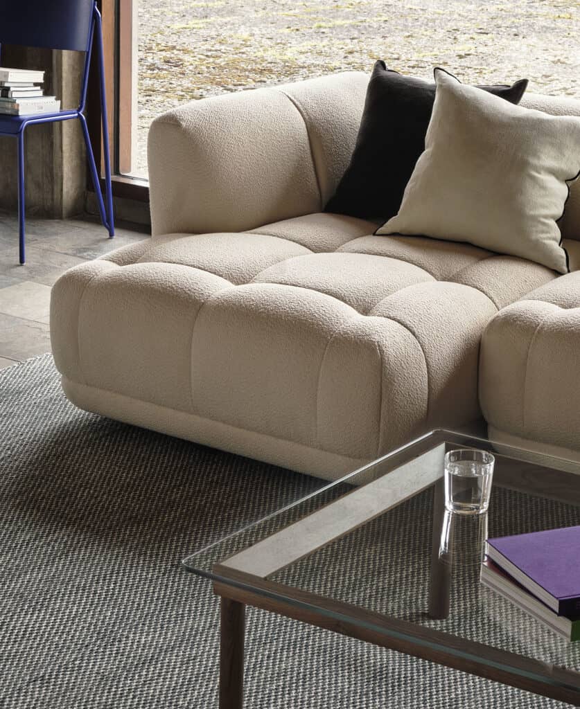 Quilton_Flamiber_cream_A5_Kofi_80x80_clear_glass_tabletop_wb_lacquer_walnut_frame_Outline_Cushion_off_white_and_black