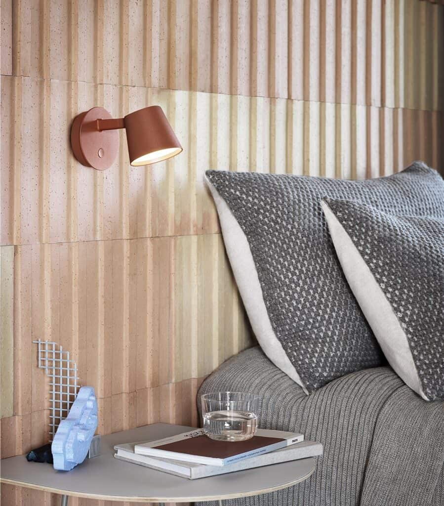 Tip-Wall-lamp-copper-brown-airy-half-side-table-grey-twine-cushion-grey-rythm-throw-light-grey-muuto-med-res