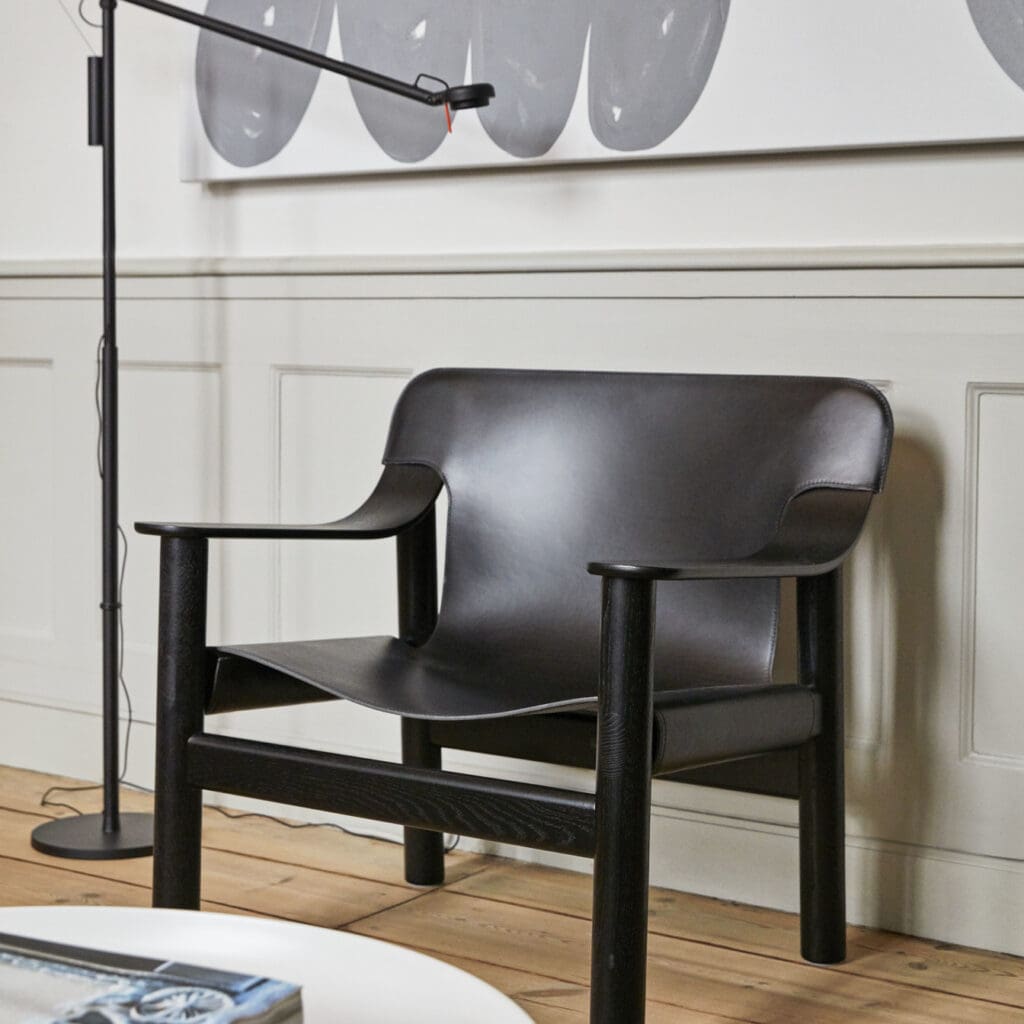 Bernard_black_leather_cover_deep_black_wb_lacquer_oak_base_Fifty-Fifty_Floor_Lamp_black