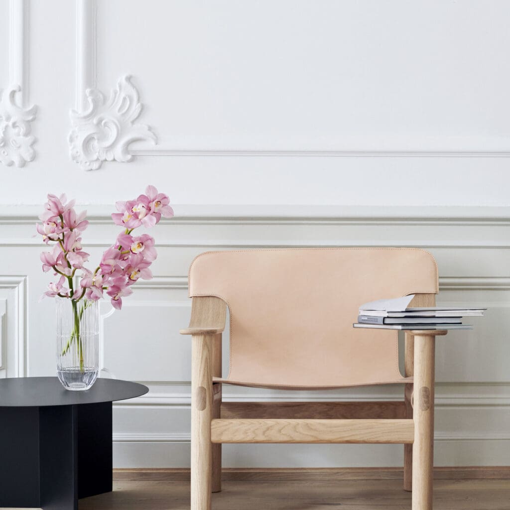 Bernard_nature_leather_wb_lacquer_oak_base_Slit_Table_Round_black