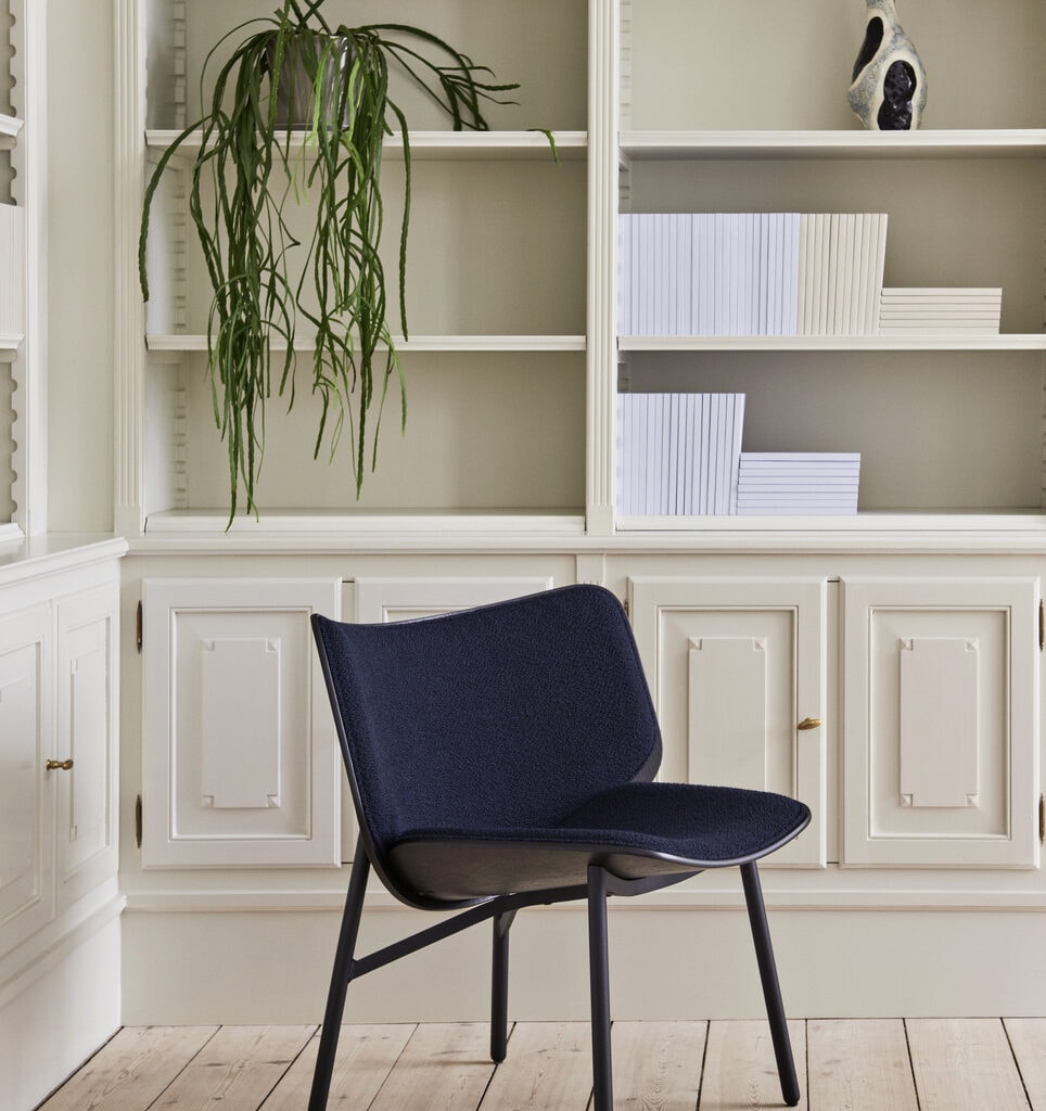 Dapper_black_powder_coated_steel_base_Flamiber_dark_blue_J4_uph_Jessica_Hans_Vase