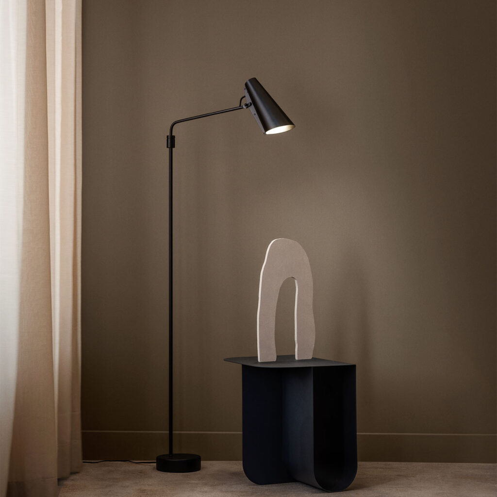 Birdy_floor_lamp_swing_black_Northern_Photo_Einar_Aslaksen_Low-res