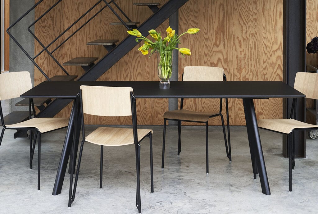 CPH_30_black_lino_black_stained_oak_base_Petit_Standard_matt_lacquered_oak_seat_and_back_black_powder_coated_alu_base