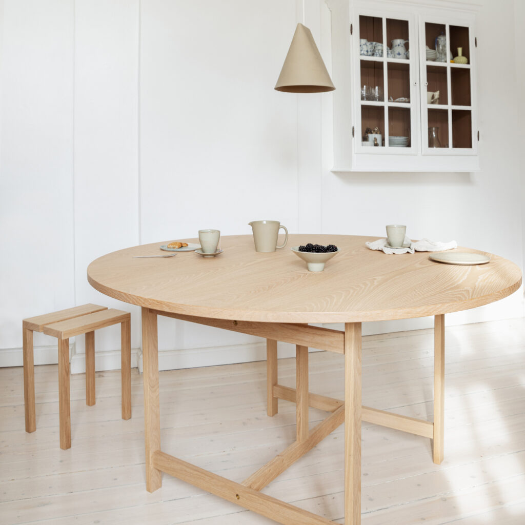 MOEBE_Dining-Table_IC_140-Round_Oak_High-Res_04