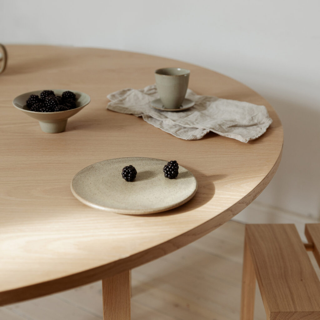 MOEBE_Dining-Table_IC_140-Round_Oak_High-Res_06