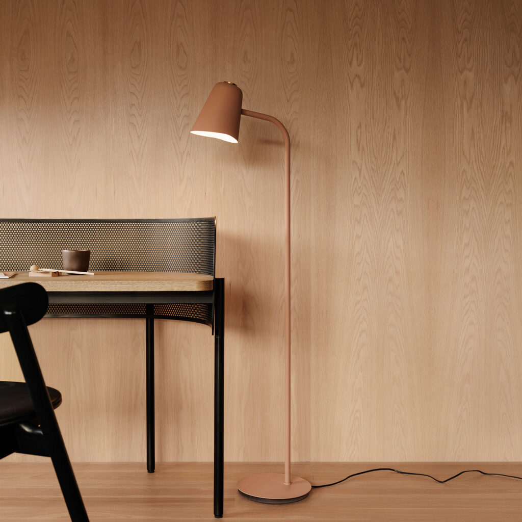 Me_floor_lamp_warm-beige_desk_Northern_Ph_Einar_Aslaksen_Low-res