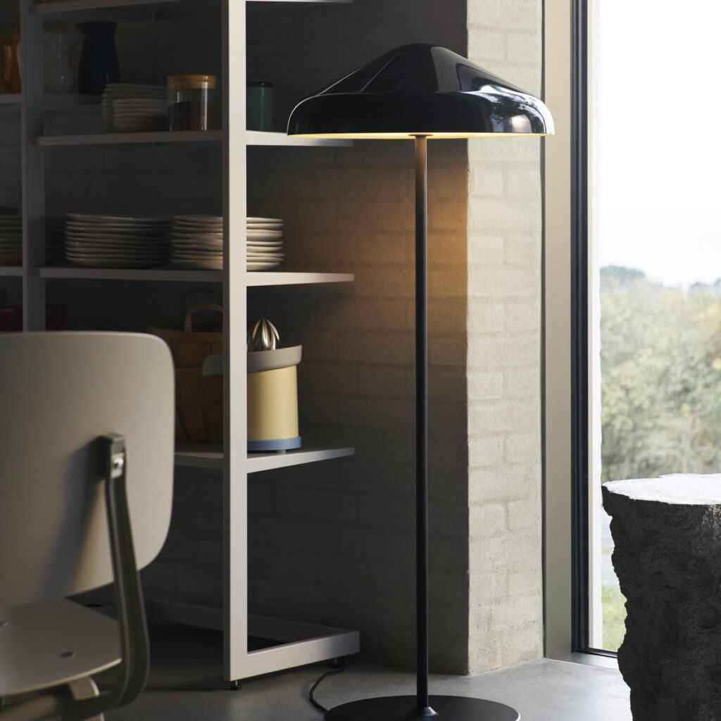 Pao_Steel_Floor_Lamp_soft_black_Sowden_Juicer_EU_yellow