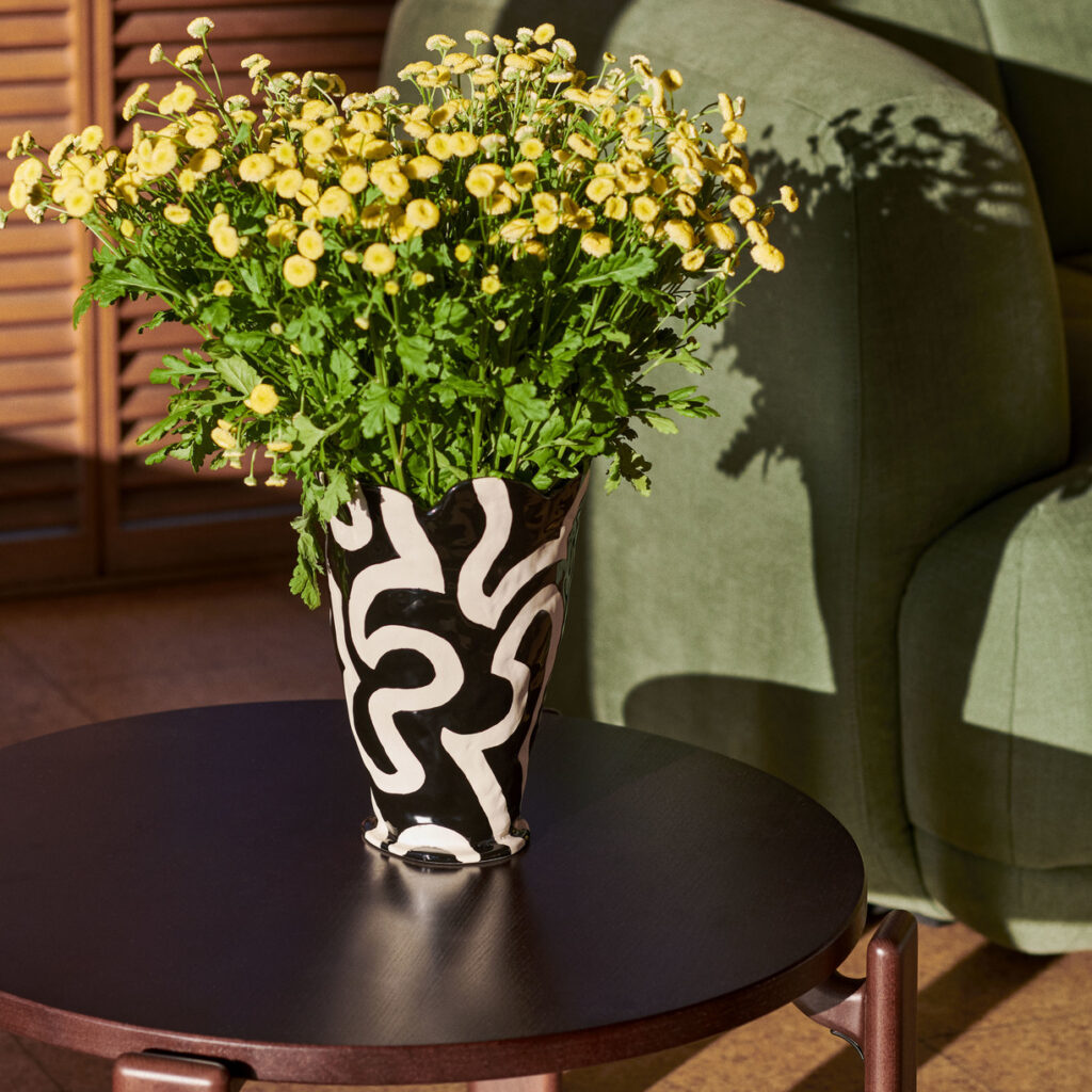 Jessica_Hans_Shadow_Vase_black_and_white_Rey_Coffee_Table_umber_brown_wb_lacquered_beech_Quilton_2_Seater_Linara_100