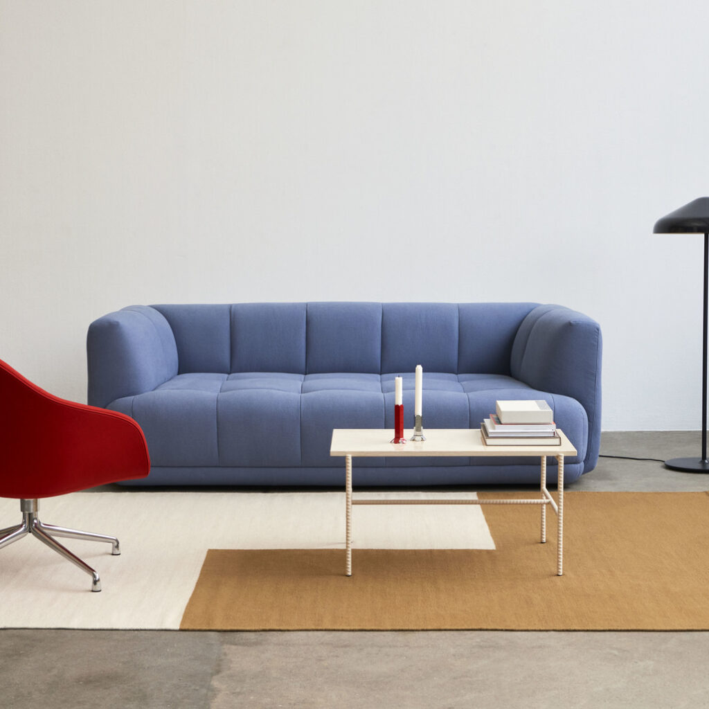 Quilton_2_Seater_Osumi_30_AAL_81_Nico_017_polished_alu_base_Rebar_Coffee_Table_beige_marble_tabletop_alabaster_powder_coated_steel_frame_Pao_Steel_Floor_Lamp_soft_black