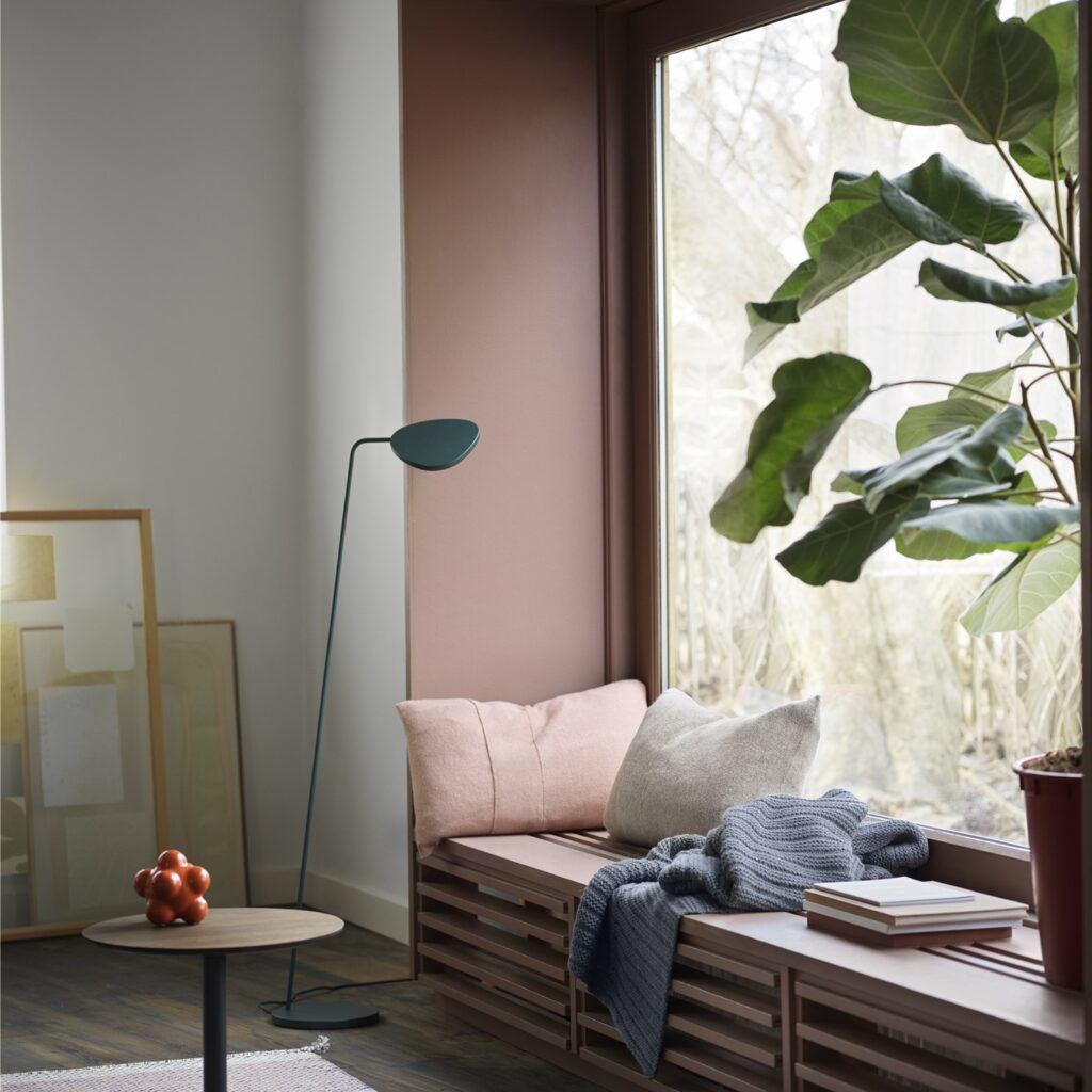 Soft-side-smoked-oak-black-O41-H40-ply-rug-leaf-lamp-layer-cushion-ample-throw-muuto-org