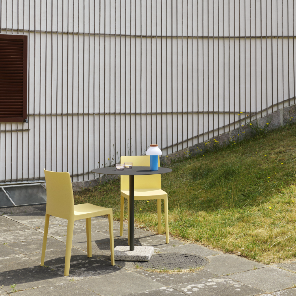 Elementaire_Chair_light_yellow_Terrazzo_Table_Round_anthracite_tabletop_grey_base-01